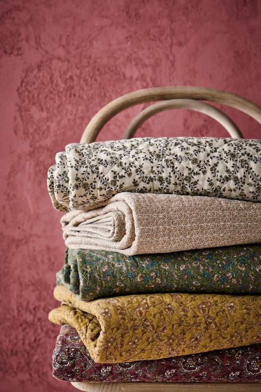 Quilt cremefarvet m/brune blomsterranker