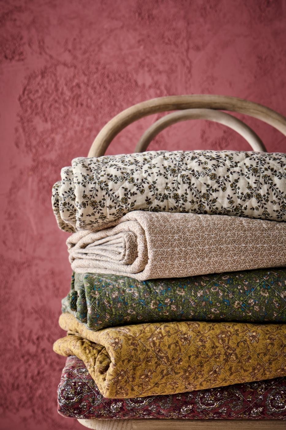 Quilt cremefarvet m/brune blomsterranker