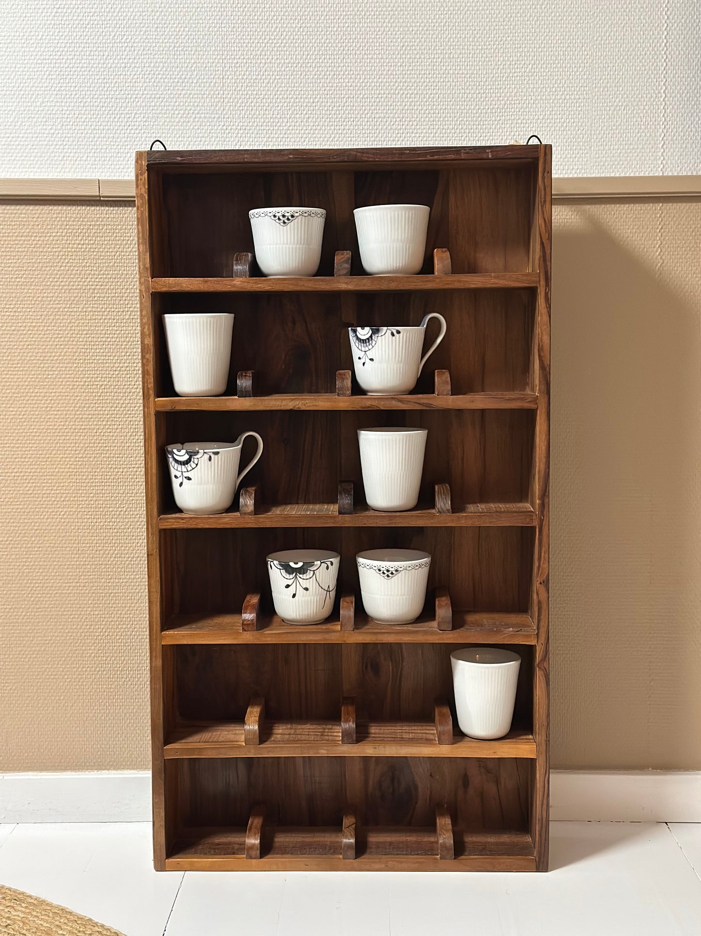 Væghylde m/6 opdelte hylder 24 rum UNIKA
